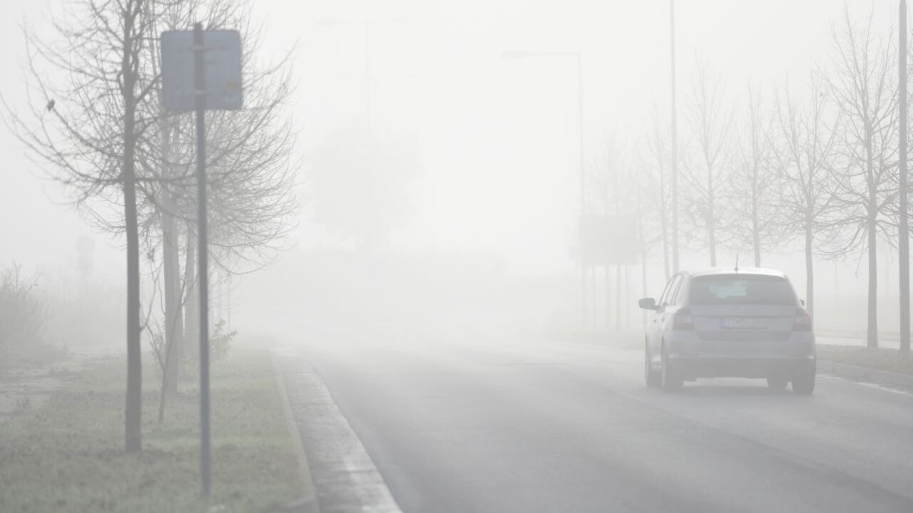 Šoféri by mali byť opatrní, SHMÚ varuje pred hmlou i ľadom