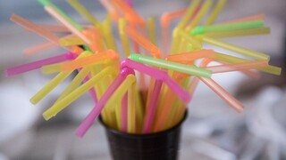 Zákaz jednorazových plastov. Od júla môžu už len dopredať zásoby