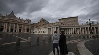 Vatikán začne očkovať, prednosť majú zdravotníci a seniori