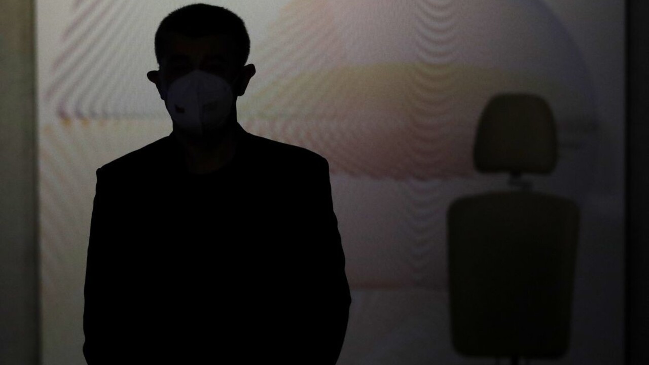 Demonštranti priniesli pred Babišov dom rakvu a záchodovú misu