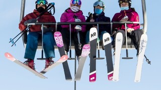 Ľudia lyžujú napriek lockdownu, polícia ich vyháňa zo svahov