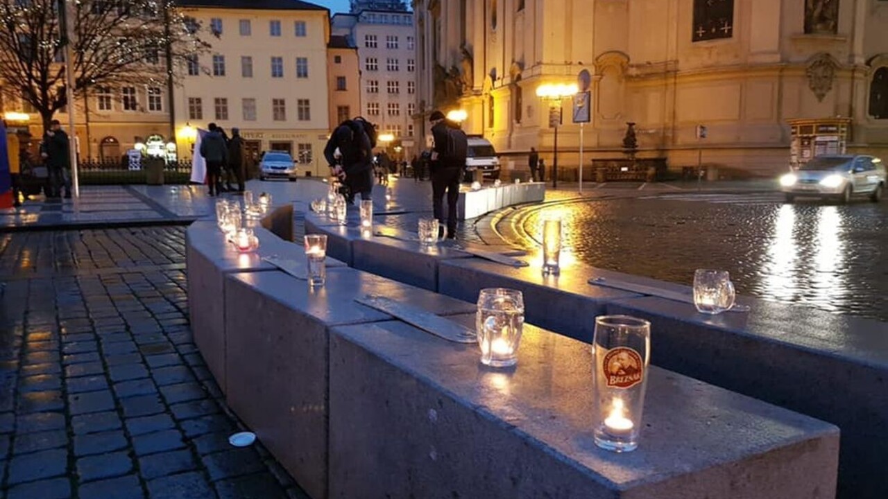V Prahe protestovali pomocou pivových pohárov, vytvorili reťaz