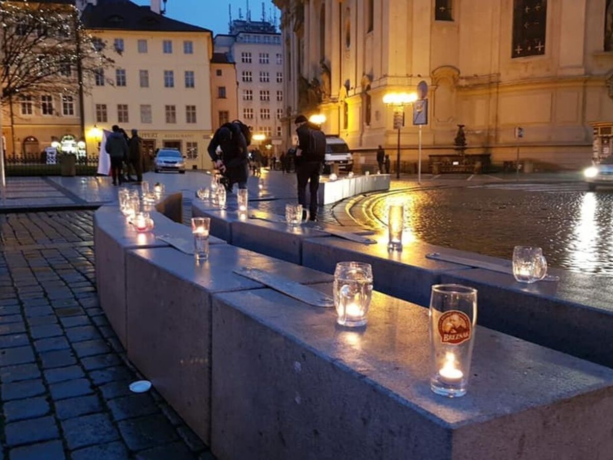 V Prahe protestovali pomocou pivových pohárov, vytvorili reťaz