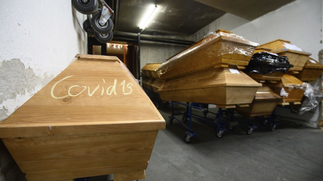 Pohreby komplikuje hystéria, situácia má byť onedlho kritická