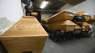 Pohreby komplikuje hystéria, situácia má byť onedlho kritická