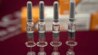 Prominenti sa tajne očkujú vakcínou, na ktorú čakajú milióny ľudí