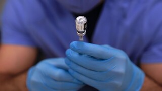 Zimnica či opuch. V ČR mala vedľajšie účinky hŕstka očkovaných