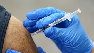 Holandsko začalo očkovať, prvú vakcínu dostala zdravotná sestra
