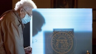Výsledky volieb v Georgii spočítavajú, demokrati sú blízko výhry