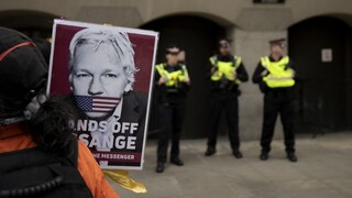 Assange zostáva vo väznici, prepustenie na kauciu zamietli