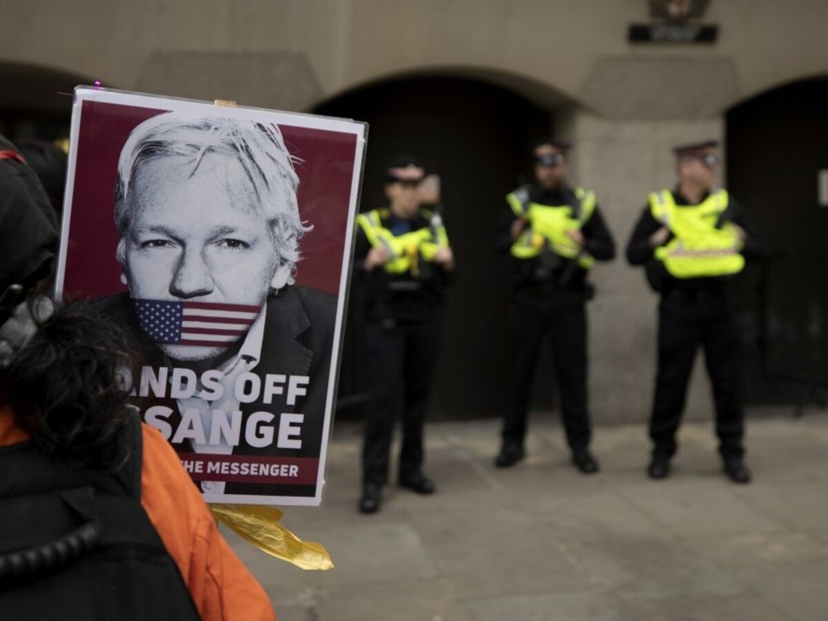 Assange zostáva vo väznici, prepustenie na kauciu zamietli