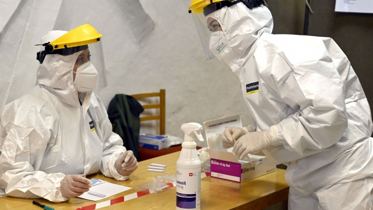 Prídu milióny testov. Primátorov vyzvali na plošné testovania