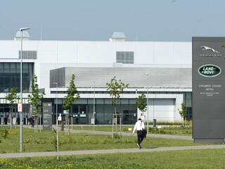 V nitrianskej automobilke už vo veľkom testujú zamestnancov