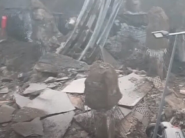 Po výbuchu pred nemocnicou v Neapole sa otvoril obrovský kráter