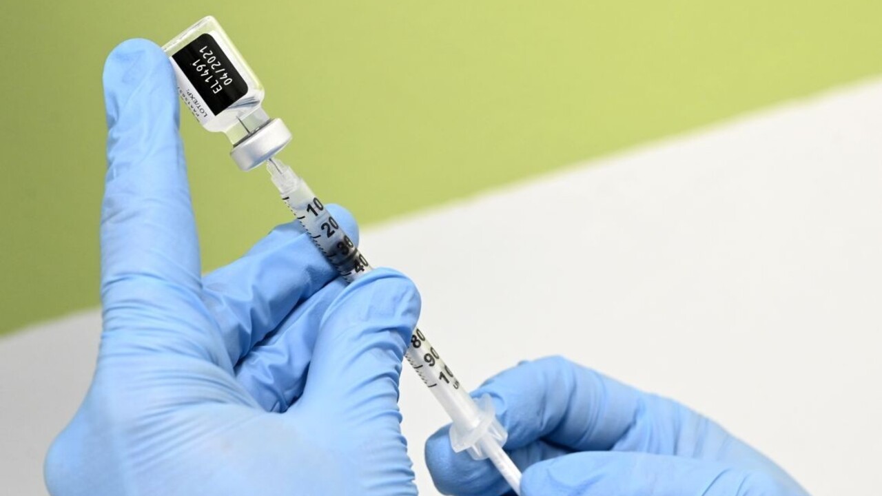 Z ampulky vakcíny budú môcť vyťažiť viac. Odobrili to odborníci