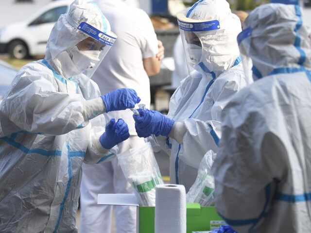 V Nitre odštartovalo veľké testovanie. Niekde sa tvorili dlhé rady