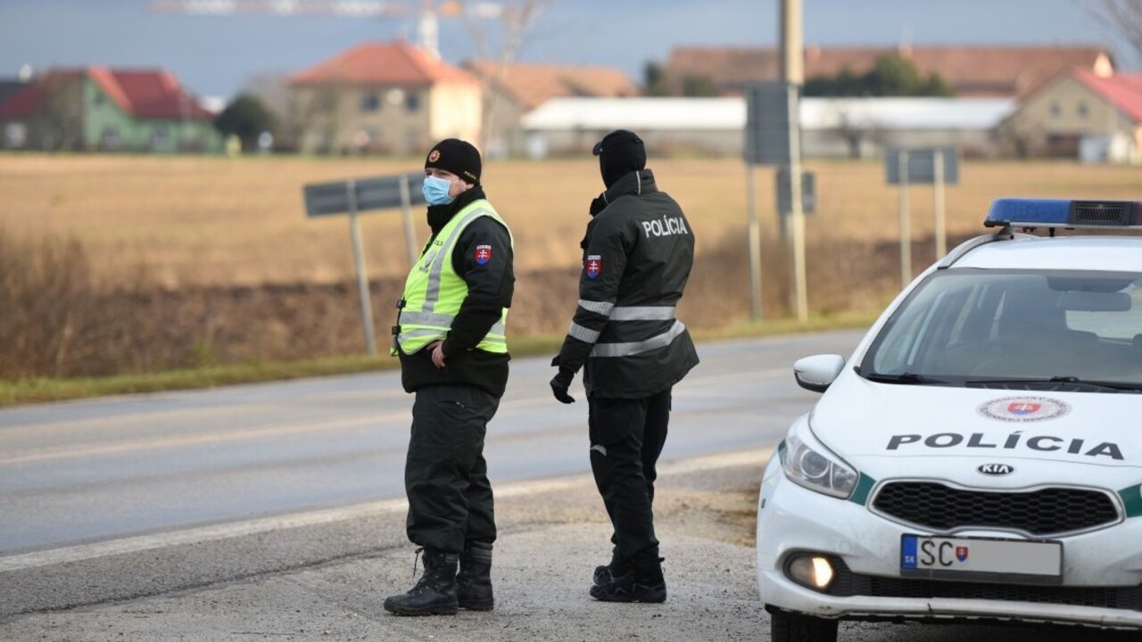 Zákaz vychádzania kontrolujú, polícia je aj na hraniciach okresov