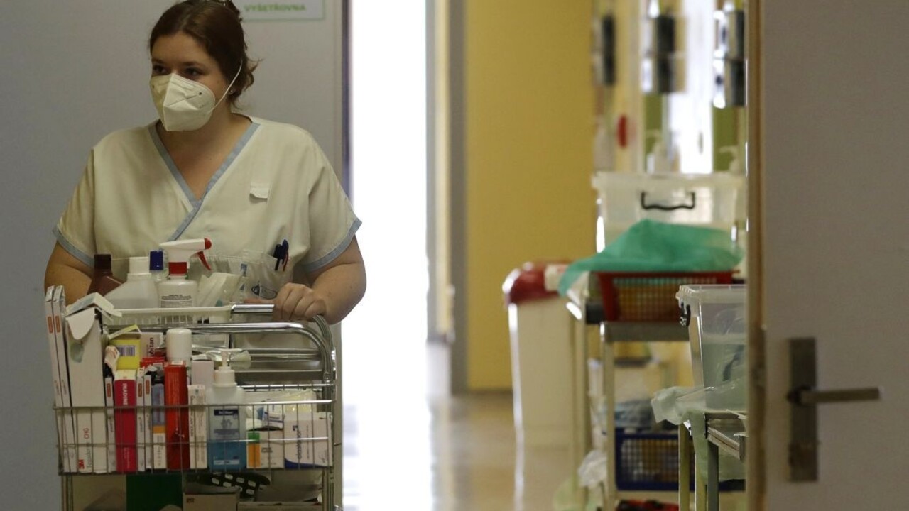 Reprodukčné číslo v ČR rastie, počet hospitalizovaných klesol