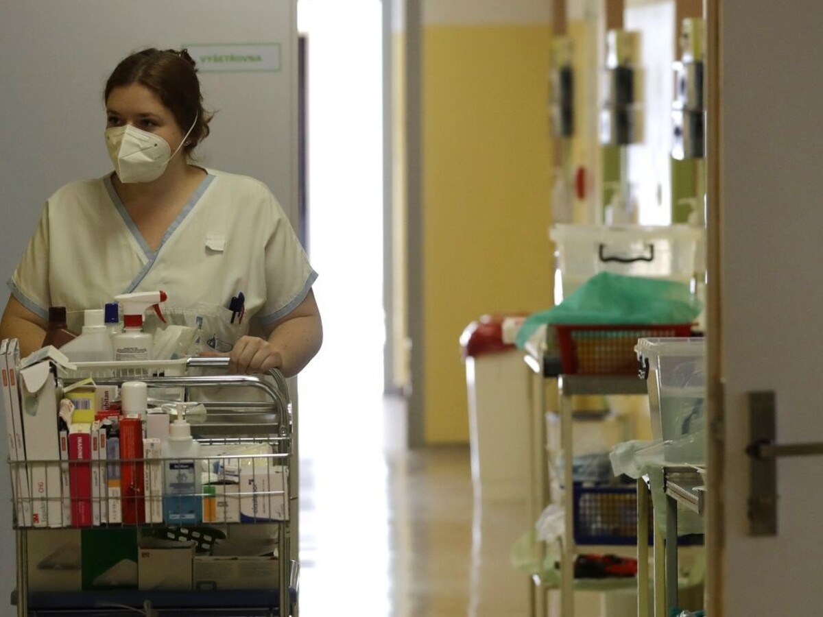 Reprodukčné číslo v ČR rastie, počet hospitalizovaných klesol