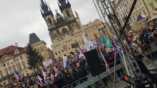Chceme žiť, skandovali v Prahe. Na proteste vystúpil aj spevák Landa