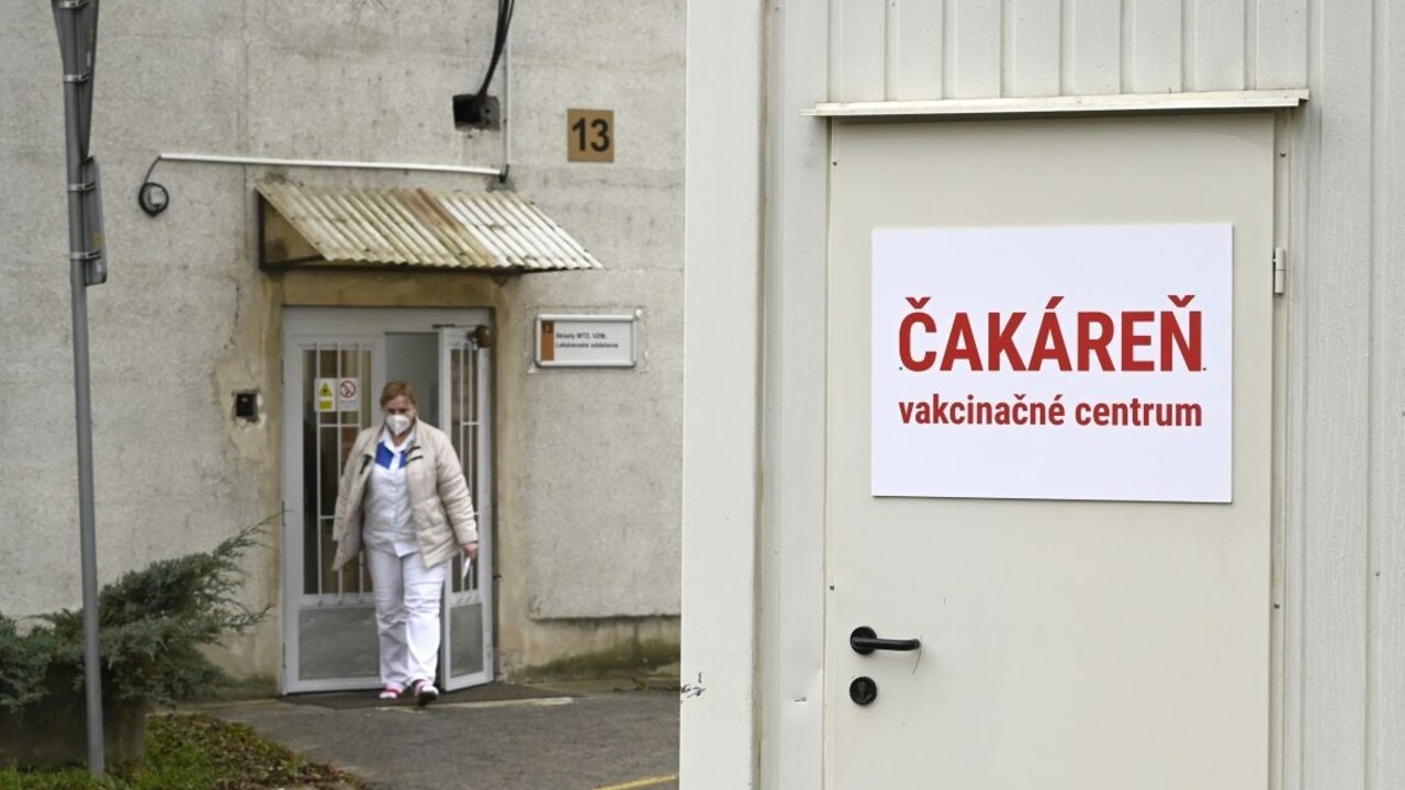 Nepredbiehajme sa, žiada Krajčí. Poukázal na nedostatok vakcín