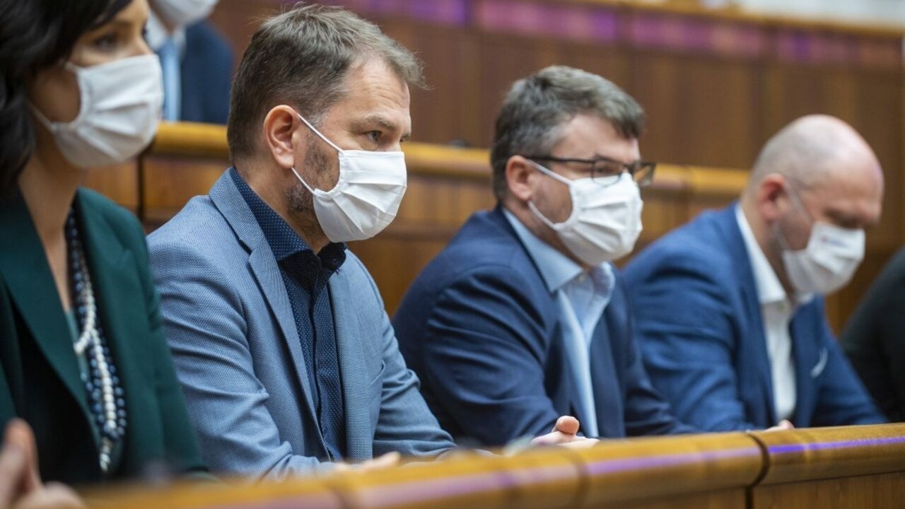 Matovič, Sulík i Holý. ÚVZ udelil tisíce individuálnych výnimiek