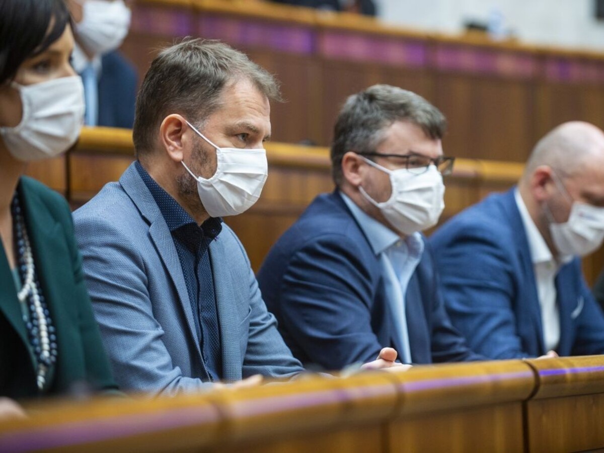 Matovič, Sulík i Holý. ÚVZ udelil tisíce individuálnych výnimiek