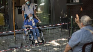 Koľko je skutočných obetí nákazy. Úmrtnosť výrazne stúpla