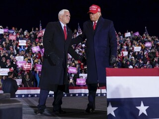 Pence podržal Trumpa. Za neschopného viesť úrad ho nevyhlási