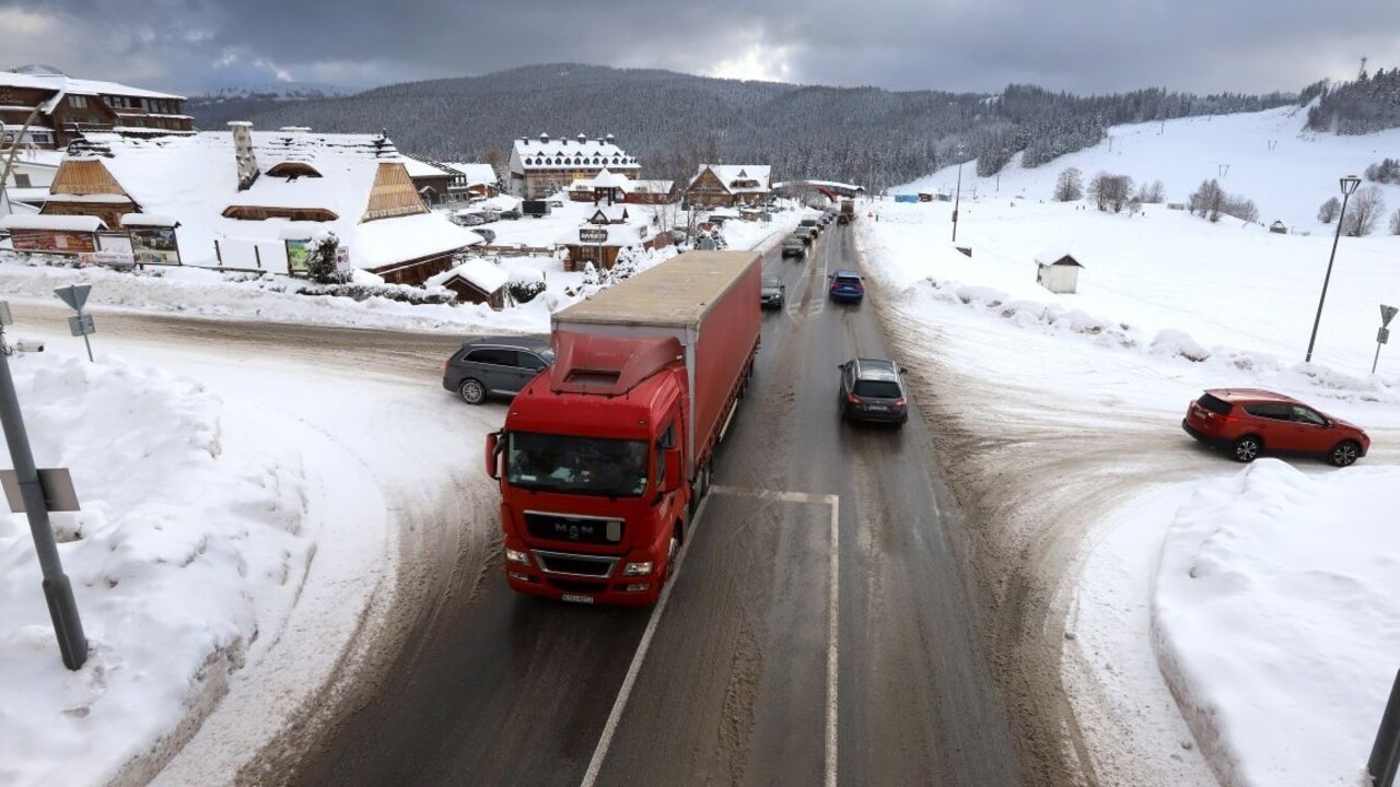 Sneh zasypal väčšinu Slovenska. Polícia radí, ako teraz jazdiť