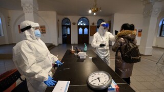 Premiér potvrdil testovanie, potrebujeme tisíce zdravotníkov