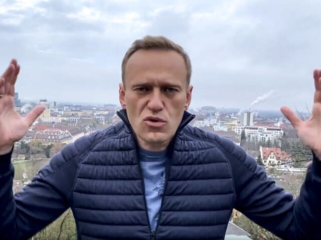 Navaľnému hrozí v Rusku väzenie, napriek tomu sa chce vrátiť