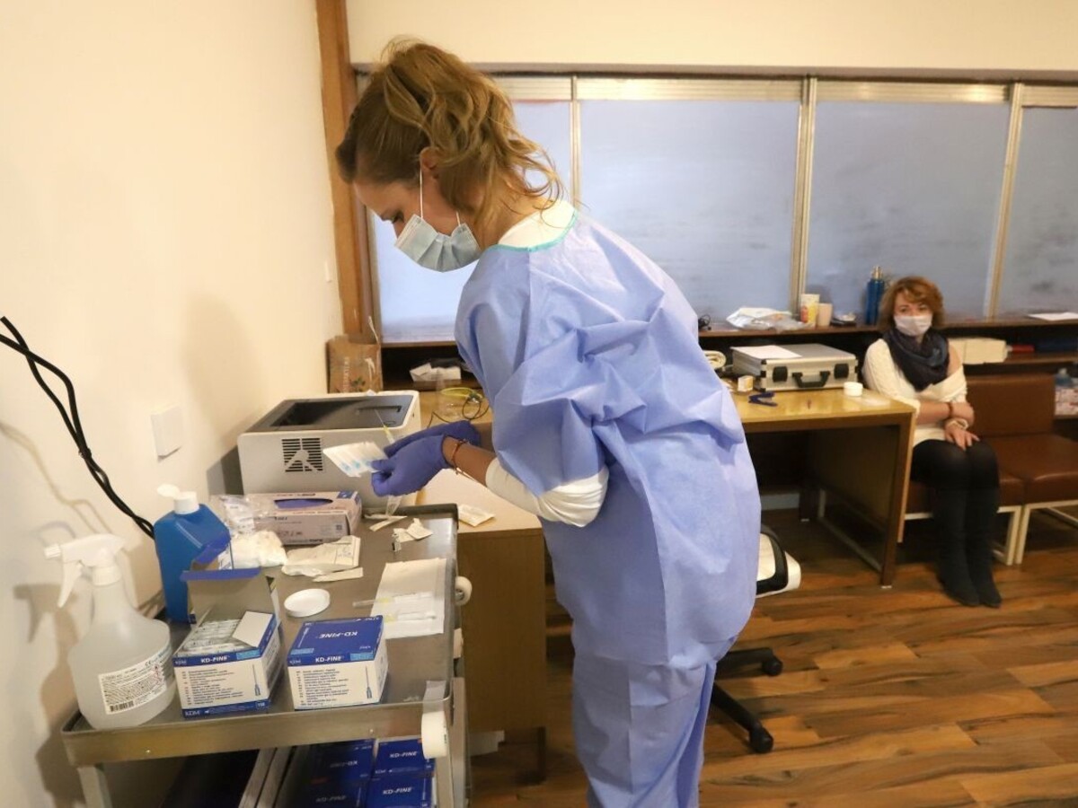 MZ: Covid môže mať dlhodobé vedľajšie účinky, vakcína ich nemá