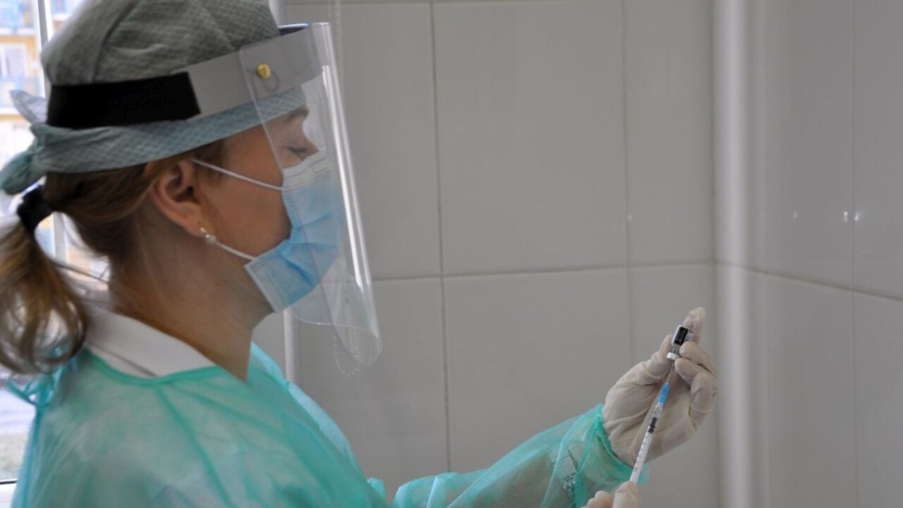 Za skúšku nič  nedám, povedala si mladá žena. Zaočkovali ju