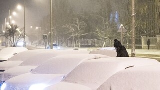 Pozor na ľad i sneh, počasie komplikuje dopravu na cestách