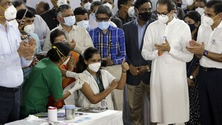 India začala s očkovaním zdravotníkov, pripravené sú stovky centier