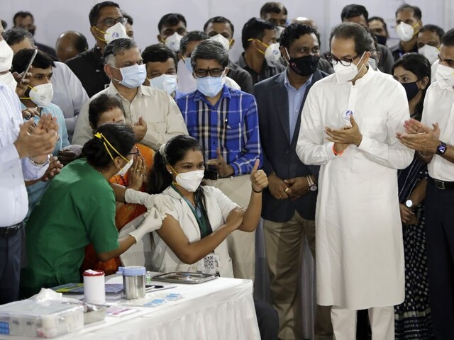 India začala s očkovaním zdravotníkov, pripravené sú stovky centier