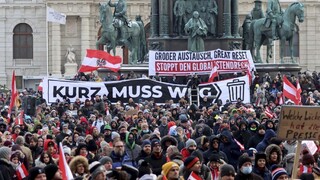 V Rakúsku asi predĺžia lockdown, v uliciach protestovali tisícky ľudí