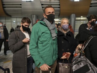 Neprijateľné, prepustite ho, reagujú lídri na zadržanie Navaľného