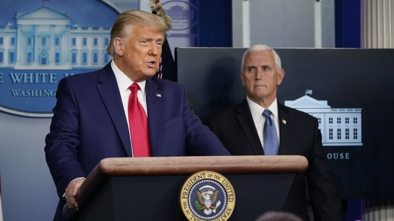 Omilostil by sám seba? Trump o tom hovoril so svojimi poradcami