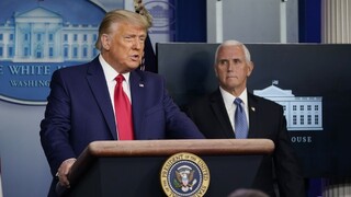 Omilostil by sám seba? Trump o tom hovoril so svojimi poradcami