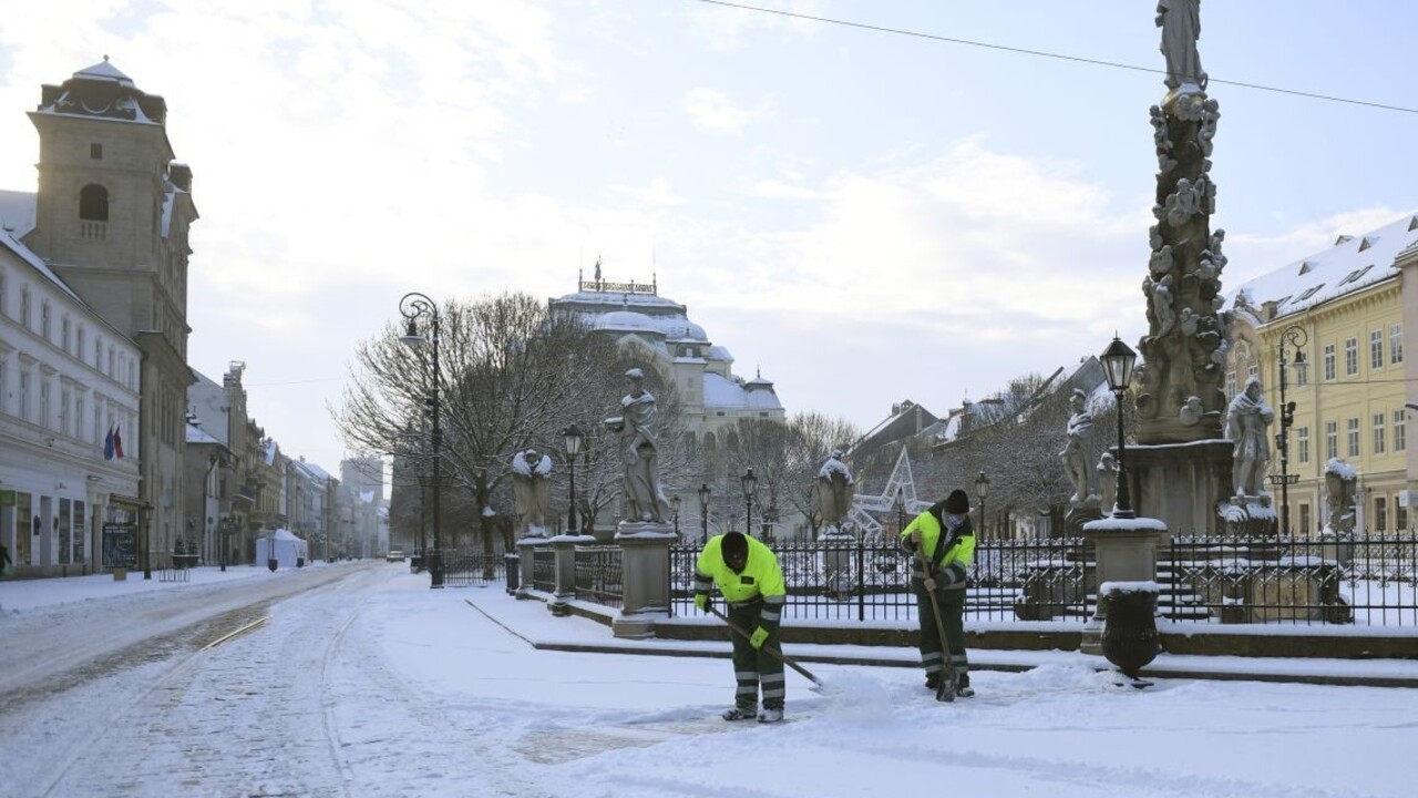 Na cestách sa môže tvoriť poľadovica i záveje, niekde treba reťaze