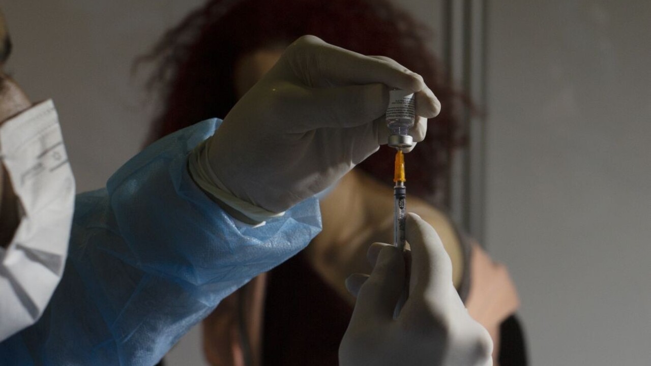 Vakcína zrejme zaberá. Izrael skúmal šírenie nákazy po očkovaní