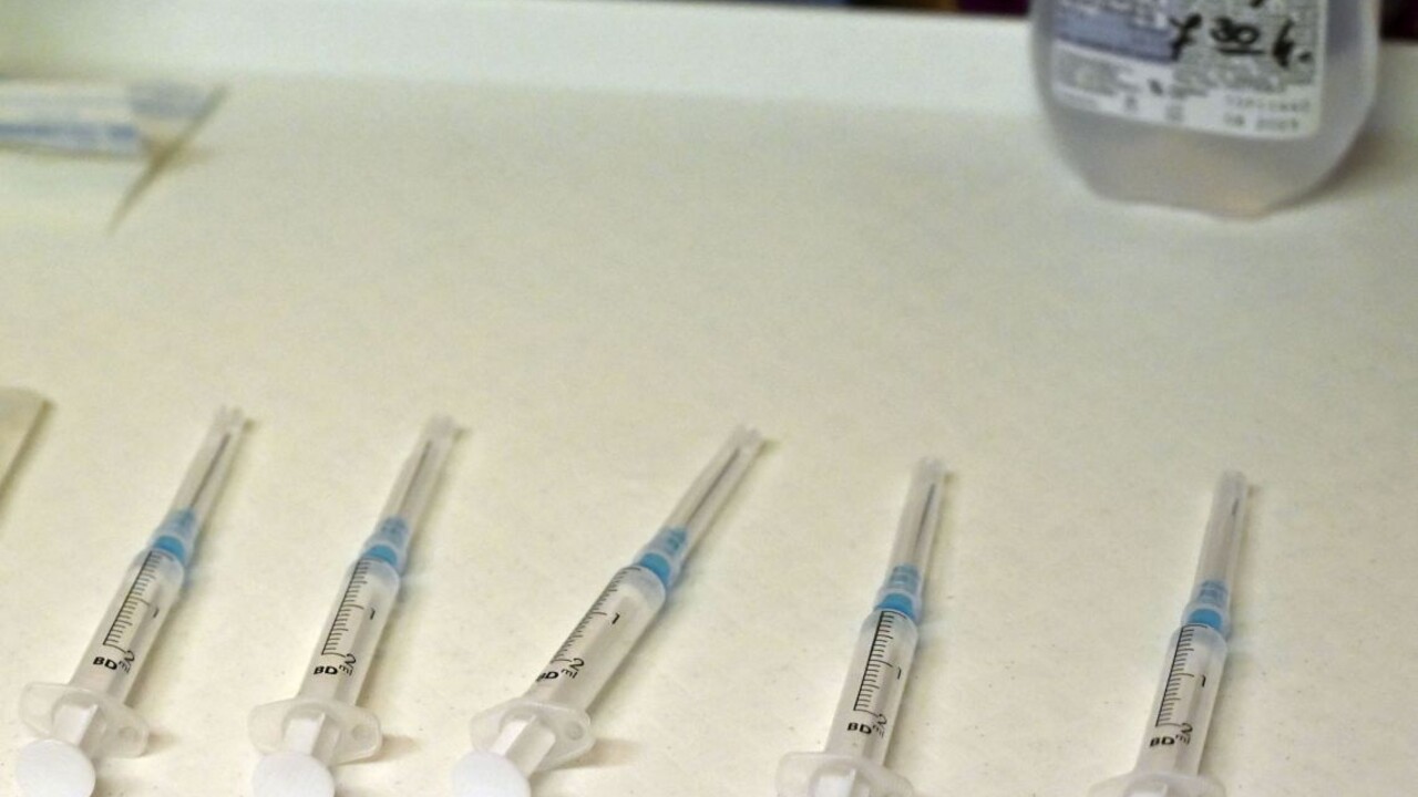 Uprednostniť pri očkovaní chcú ďalšiu skupinu, žiada to Mičovský