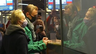 Navaľného zobrali do väzby. Pustiť, skandovali jeho priaznivci