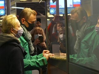 Navaľného zobrali do väzby. Pustiť, skandovali jeho priaznivci