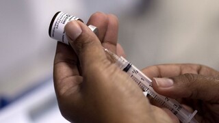 Briti chcú zrýchliť tempo vakcinácie, očkovať budú nepretržite