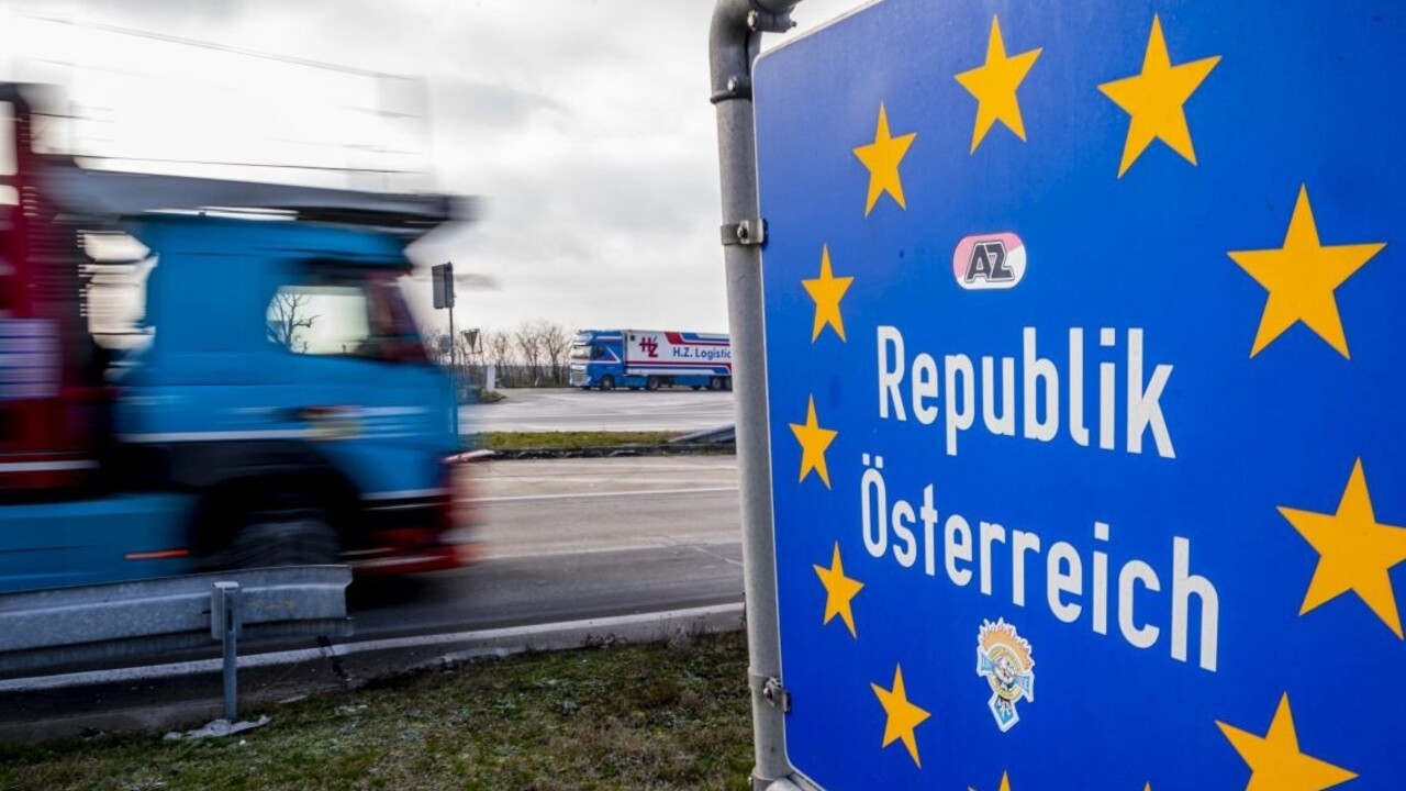 Rakúsko predĺžilo kontroly na hraniciach, je nutná registrácia