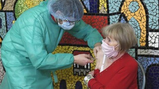 Dôchodcov a zamestnancov DSS začali očkovať i v metropole východu