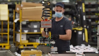 Klesol záujem o nové vozidlá, automobilky vlani vyrobili menej